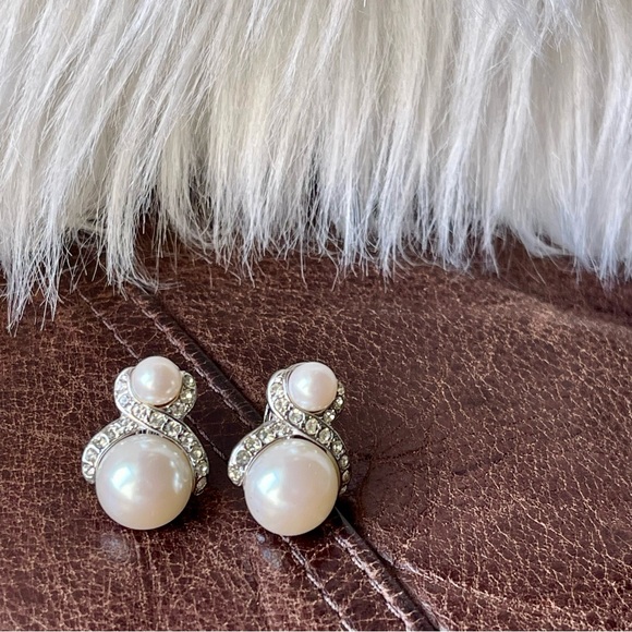 Marvella | Vintage | Faux Pearl Crystal Silver Tone Clip On Earrings - Picture 14 of 14